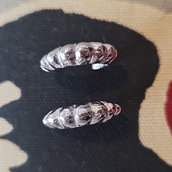 Jewelry - Silver Scalloped 1-Inch Hoop Earrings